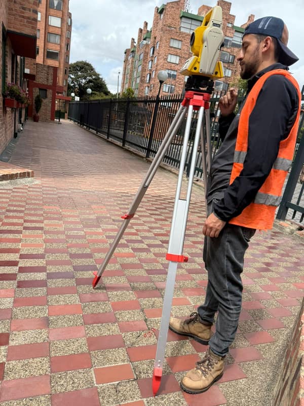 Estación total: levantamiento en un conjunto residencial