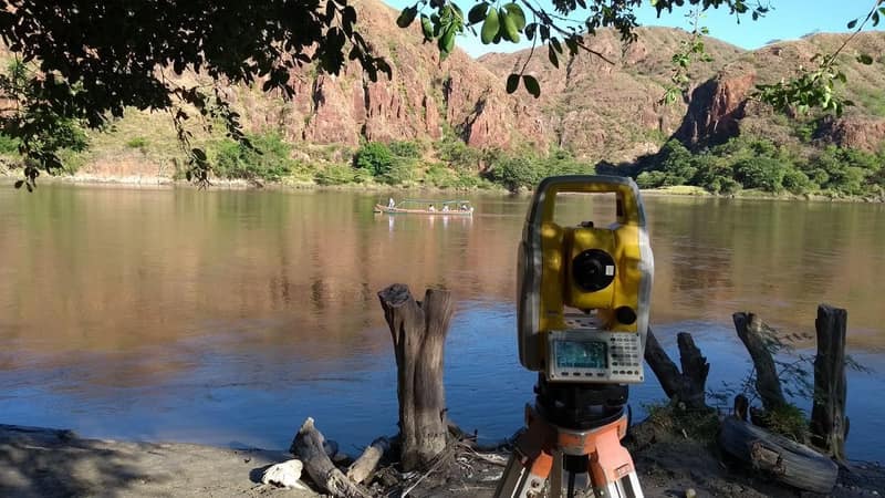 Estación total: topografía en la orilla de un río