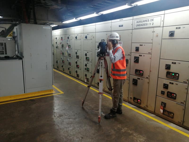 Estación total: levantamiento en la sala eléctrica de una planta en operación