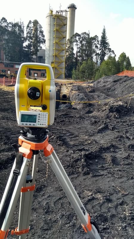 Estación total: control de una zanja para tubería en una planta industrial