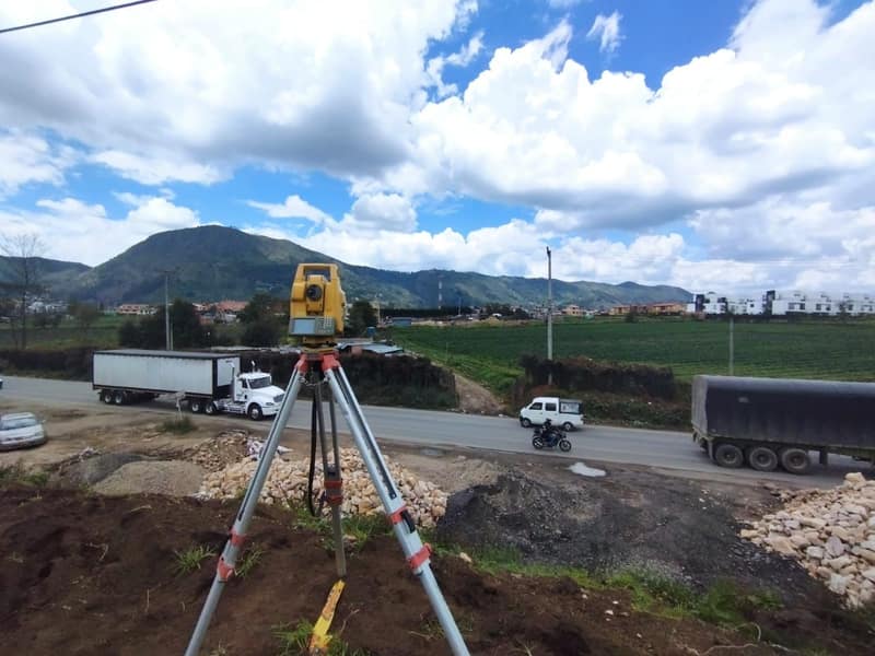 Estación total: levantamiento topográfico junto a una vía principal