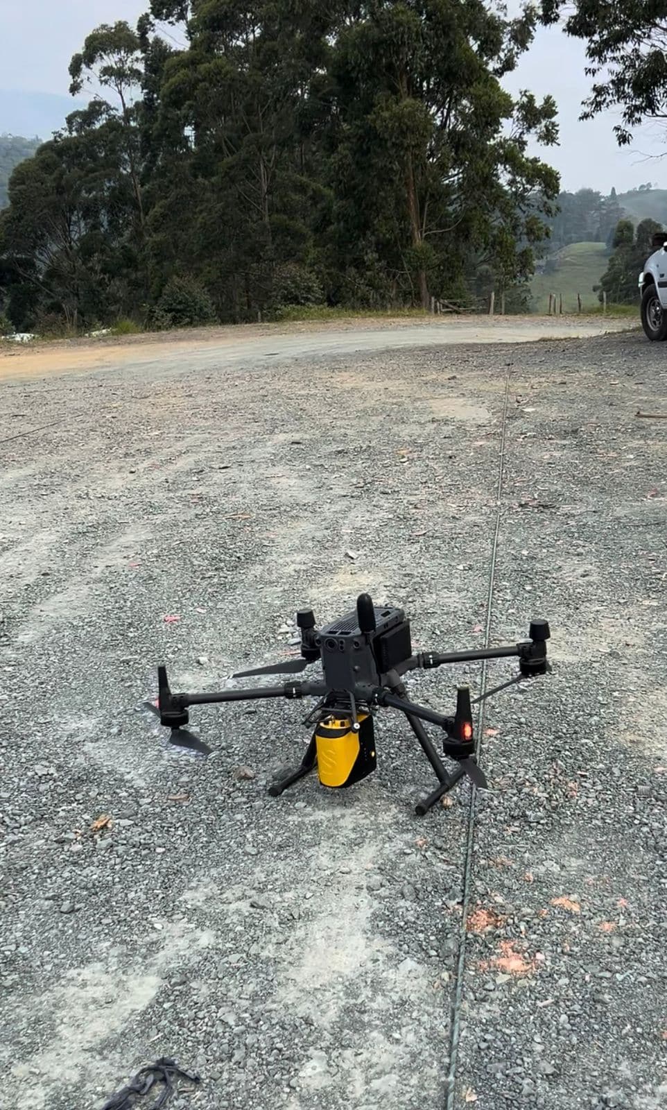 Dron con sensor LiDAR listo para despegar en una obra