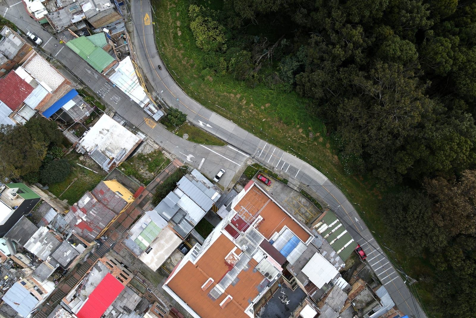 Fotografía aérea de un sector urbano tomada con dron